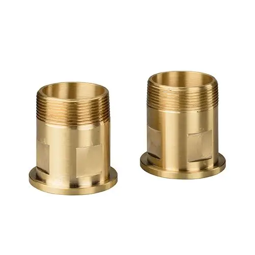 Zwei goldfarbene Metalladapter mit gewindet und flacher Grundfläche, hergestellt von Grünbeck, zur Umrüstung eines Sanitärsystems.